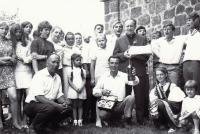 1980 - Petr Záleský (uprostřed v podřepu) a skupina farníků z Mutěnic na návštěvě u P. Stanislava Krátkého