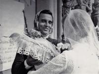 1972 - Petr Záleský v kostýmu "hospodyně" na svatbě přátel