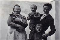 1960 - rodinné foto po propuštění z vězení