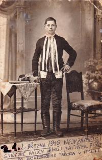 1916 - tatínek Petra Záleského, Fotografie má zajímavou historii: Mladý muž tento obrázek poslal svému tatínkovi v první světové válce do zajateckého tábora v Itálii. Pohlednice doputovala a díky ní dědeček našeho pamětníka prošel útrapami a vrátil se