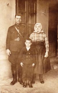 1933 - Petr Záleský with his parents
