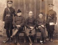 1938 - vedení obce Mutěnice, tatínek Petra Záleského jako obecní policajt úplně vlevo