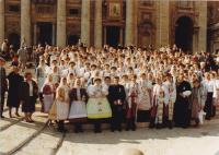 1989 - the canonization of Anežka Česká in Roma, Petr Esterka in the middle of the parishioners from the village of Dolní Bojanovice