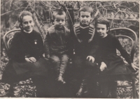 Children of Sergejevic Vladimirovic Marakujev, on right Sofie (mother of Anastazie Koprivova)