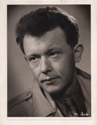 Manžel Agáty Pilátové PhDr. Jan Pilát - publicista; zemřel v prosinci 1990