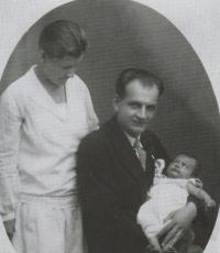 With her parents, 1928