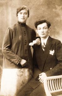 rodiče Marie Cigánové / Anna a Karel / za svobodna v roce 1935