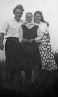 Otec Josef, babička Marie a matka Marie Wawrzaczovi / Hrčava polovina 50. let