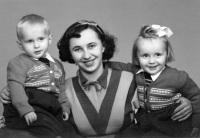 Ruth (vpravo) s maminkou Bohunkou a bratrem Tomášem v Olomouci, 1952
