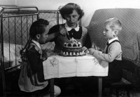 Ruth s maminkou Bohunkou a bratrem Tomášem, Řitka, 1955