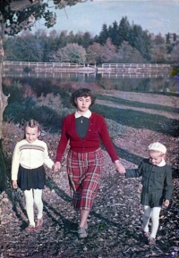 Ruth s maminkou a bratrem u Řiteckého rybníka, 1956; fotografii měl tatínek František ve vězení