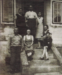 Helena Steblová (uprostřed) na schodišti domu svých rodičů v Bystřici / nahoře zleva matka Marie, otec Karel a matčina sestra / kolem roku 1940