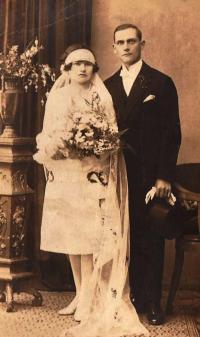 Svatební fotografie rodičů pamětnice, Kraslice, 1928