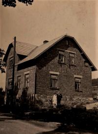 Dům, ve kterém bydleli pamětničini rodiče, kteří před ním stojí, okraj Kraslic (směrem na Stříbrnou), 1929