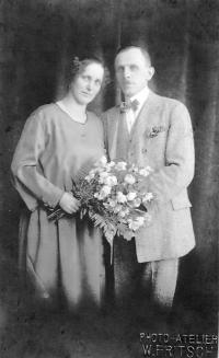 Kmotra, pěstounka a teta pamětnice se svým mužem, pravděpodobně Chodov, okolo roku 1925  