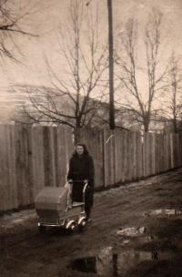 Pamětnice se svou první dcerou, Kraslice, na pozadí Glasberg, 1953