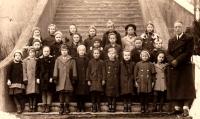 2. třída obecné školy, pamětnice uprostřed fotografie v druhé řadě, Chodov, 1938