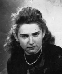 Portrétní fotografie pamětnice, Kraslice, 1946