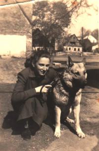 Pamětnice se psem manžela, pohraničníka, Kraslice, cca 1952