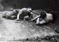 V zahrádkářské kolonii, gorodky, manžel pamětnice vlevo, Rotava, 80. léta