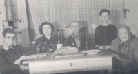 Rodinná fotografie (zleva: Jaromír, maminka, tatínek, bratr, babička), 1957