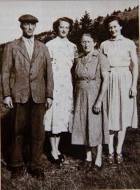 Krist with her oarents and sister, Dvoračky, 1954