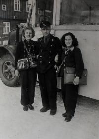 Anitina matka (vpravo) při svém povolání konduktorky na trase z Klingenthalu přes Přebuz do Nejdku, řidičem autobusu byl Francouz, Kraslicko, období 2. světové války