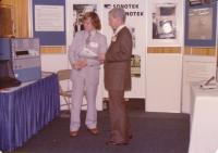 Ralph McAfee a Jiří Nor presentují firmu SONOTEK, první podnik Jiřího Nora, na výstavě v Bostonu, USA 1979