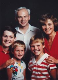 Rodinná fotografie 1986, ve směru hodin Jiří, Jana, Niki, Nancy, Peter
