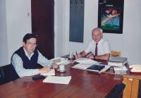 Jiří Nor a Alois Sýkora otvírají sídlo firmy Norvik a.s. v Praze na Hradčanech, 1991