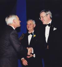 Jiří Nor přijímá kanadskou státní cenu, Canada Award for Business Excellence, za vynález ultrarychlého nabíjení baterií, z rukou William Winegarda, ministra pro vědu a Michaela Wilsona, ministra pro průmysl, vědu a technologii, Ottawa 1991