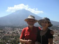 Jiří a Jana Nor, v Antigua Guatemala – v pozadí Volcán de Agua – Guatemala 2015
