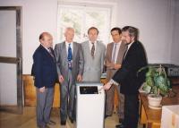 První prototyp rychlonabíječe MinitCharger “Sigma” v úřadovnách fy Norvik a.s. – zleva Zelenka, Nor, Paukner, Sýkor, Praha 1992