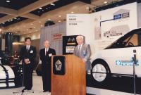 Jiří Nor presentuje “Smart Charging System” firmy Norvik, společně s firmou Chrysler, na tiskové konferenci na autosalonu v Los Angeles, prosinec 1992