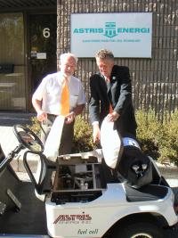 Jiří Nor a Arno Evers, Hydrogen + Fuel Cells Group, Germany, prohlížejí golfový vozík Astris, první na světě poháněný alkalickými palivovými články, před laboratořemi Astris Energi, Mississauga, Ontario 2004