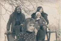 1974; na hradě Seeberg s Pavlem Zajíčkem, Míšou Zajíčkovou a Milanem Hlavsou