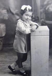 Aikaterini Sgourdeou, child, 1939, Samos