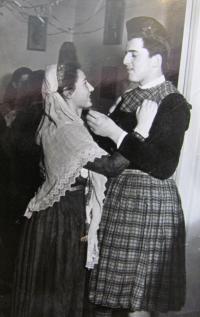 Aikaterini Sgourdeou - Řecko, Lefkada, 1955, karneval, řecký kroj pro nevěstu