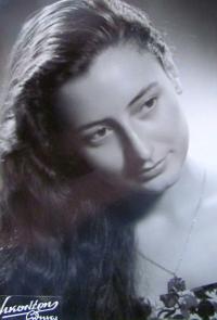 Aikaterini Sgourdeou, Atény, 1953, rok maturity