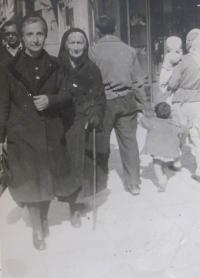 Aikaterini Sgourdeou - maminka a babička, Atény, 1950