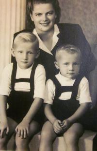 Jiří Holík s maminkou a bratrem Jaroslavem (kolem 1948)