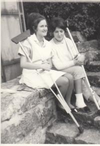 Petra Erbanová (vpravo) o berlích v důsledku střelného poranění ze srpnové okupace, podzim 1968