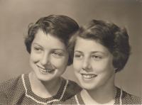 Petra Erbanová (vlevo) se sestrou Lídou, 1960