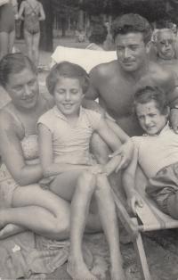 S rodiči Rudolfem a Ludmilou Šoršovými a sestrou Lídou (Petra Erbanová vpravo), léto 1957