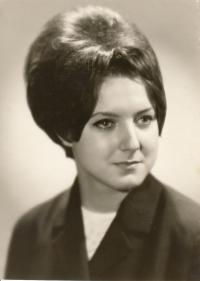 Petra Erbanová na maturitní fotografii z roku 1966