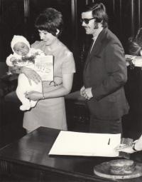 S manželem Jaroslavem Erbanem a synem Tomášem, duben 1972