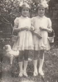 Petra Erbanová (vlevo) se sestrou Lídou, 1956