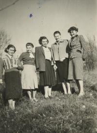 Schoolgirls of Trade and Administrative College in Rybnik. The first of left Maria Kuś.