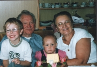 Karel Růžek s vnoučaty