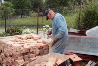 Karel Růžek přestavuje stodolu v Kamenné Lhotě na zkušebnu pro dechové nástroje